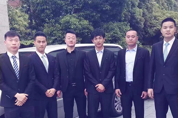 ?武漢男子申請(qǐng)保護(hù)令無果，雇環(huán)宇兄弟保鏢保護(hù)安全